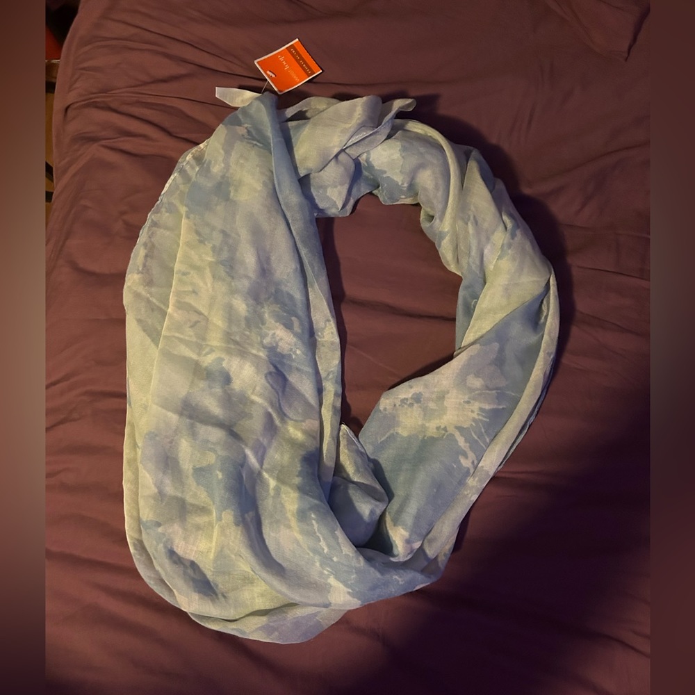 NWT Floral scarf in blue and white - Picture 3 of 6
